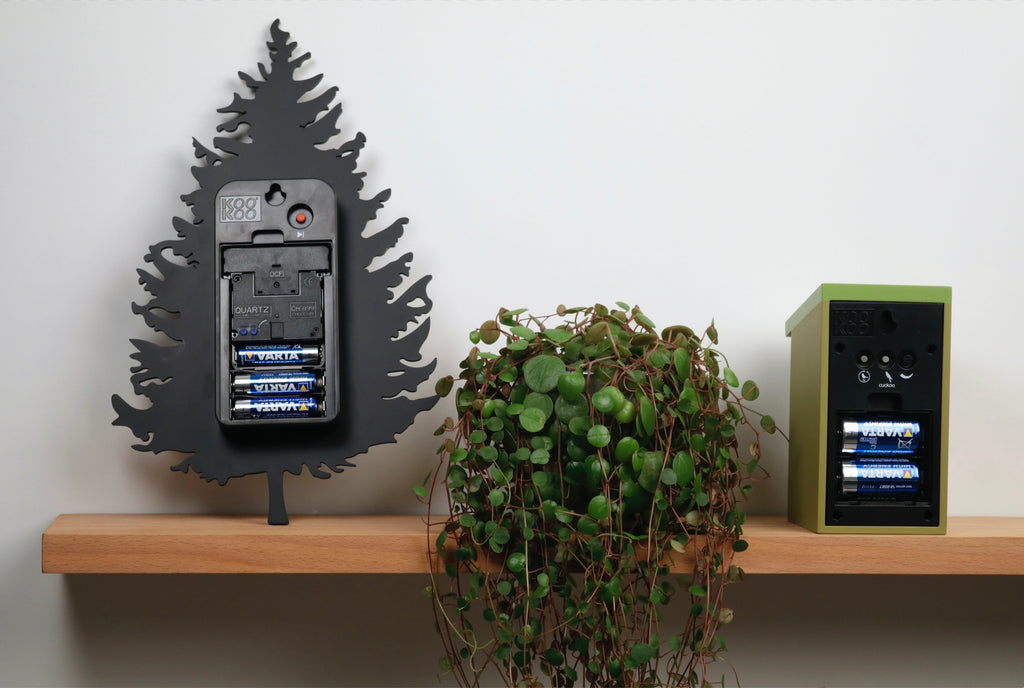 KOOKOO Tree-BirdBox, horloge d'appel d'oiseau avec mouvement à quartz radio RC, 12 appeaux d'oiseau et un coucou (Affaire: bien, comme neuf)